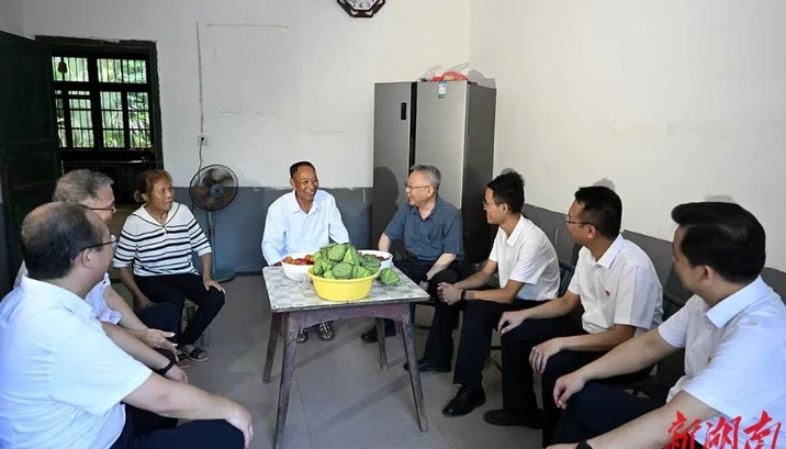 沈晓明赴株洲开展“七一”走访慰问并为基层党支部讲党课