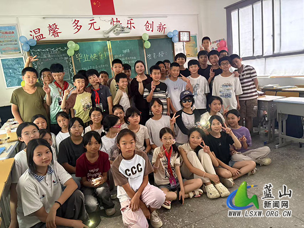 城北湘威学校举行六年级毕业联欢会.jpg