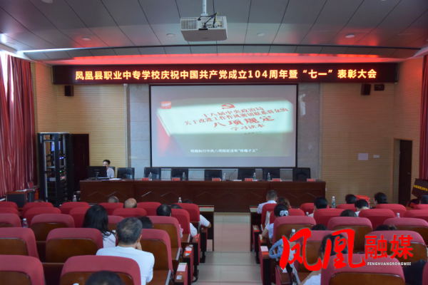 观看《八项规定改变中国》。.JPG