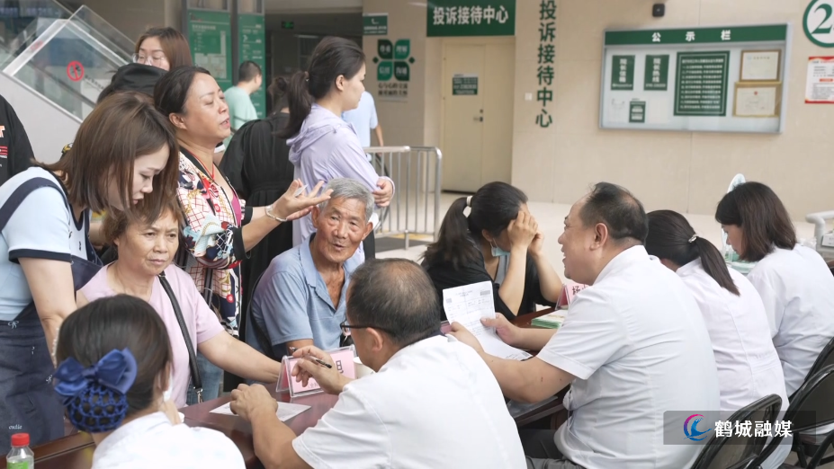 湖南医药学院总医院开展“全国老年健康宣传周”义诊活动（半成品）.mp4_20250701_164326.959.jpg