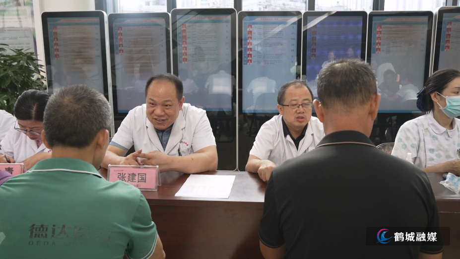 湖南医药学院总医院开展“全国老年健康宣传周”义诊活动（半成品）.mp4_20250701_164318.767.jpg