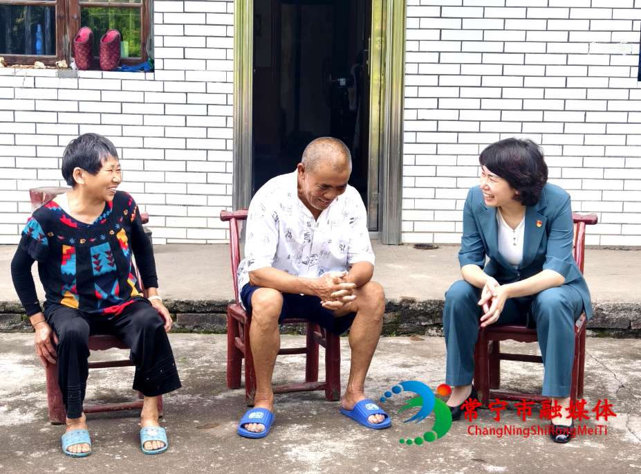鄧艷紅“七一”走訪慰問(wèn)黨員.jpg