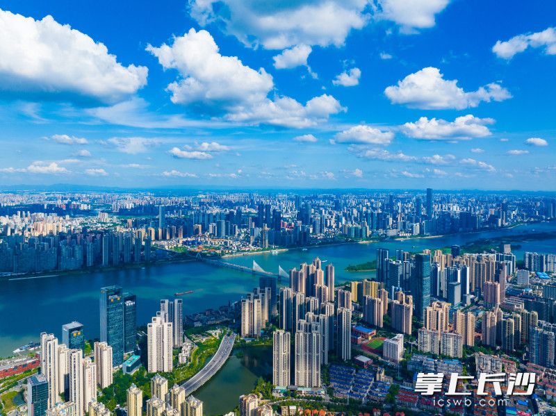 6月30日，江风徐徐，云卷云舒，长沙一江两岸在蓝天白云的映衬下美如画卷。 均为长沙晚报全媒体记者邹麟、何朝霞摄