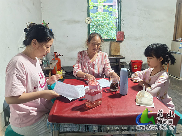 荆竹瑶族乡中心小学开展暑期安全教育家访活动.jpg