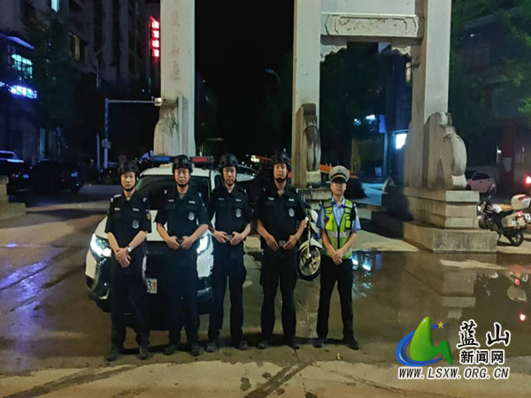 蓝山：交警、巡特警携手出击，重拳整治“飙车炸街”.jpg