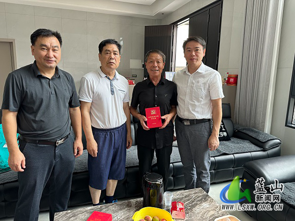 蓝山县农业农村局开展“光荣在党50年”纪念章颁发暨走访慰问老党员活动.jpg