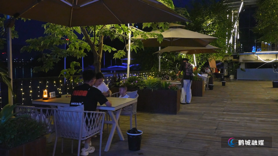 怀化市河西街道：盘活荒滩闲置资源 让水岸变身“夜经济”新坐标（半成品）.mp4_20250701_165738.175.jpg