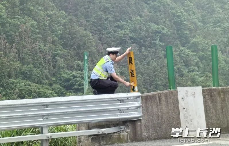 湖南规范高速道路标志标牌。 湖南高速交警供图