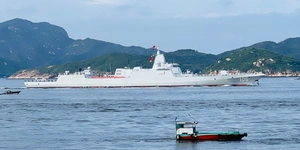 山东舰航母编队抵达香港