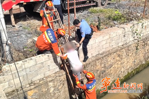 宁远消防大队：营救八旬被困沟渠老人_副本500.jpg