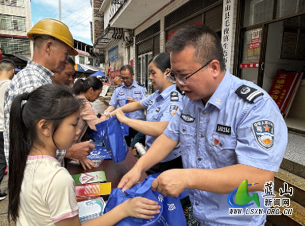 蓝山县司法局联合县纪委监委驻县委政法委纪检监察组深入毛俊镇开展法治宣传活动.jpg
