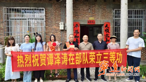 宁远：为17名荣立三等功的现役军人家属送喜报2_副本500.jpg