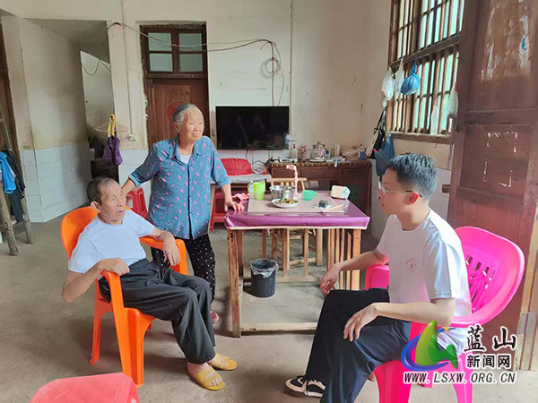 土市镇开展“七一”走访慰问困难党员活动.jpg