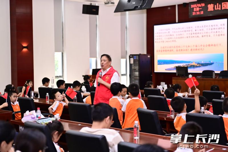 原沈阳军区雷锋连第十五任指导员、长沙市志愿精神讲师欧阳华初为学生和家长宣讲雷锋故事。