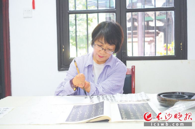 在传播雷锋精神的道路上，谭荒芳一走就是几十年。长沙晚报全媒体记者 彭雨纯 摄