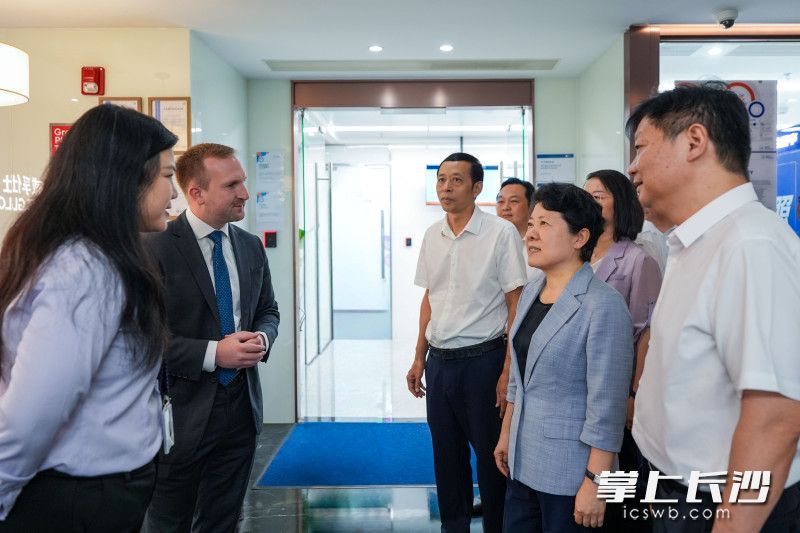 7月2日，省委常委、市委书记吴桂英围绕“扩大高水平对外开放”这一主题开展“十五五”规划专题调研并主持召开座谈会，来到湖南自贸试验区长沙片区国际商务商事服务区。
