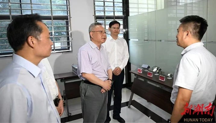 沈晓明围绕以人为本的新型城镇化开展“十五五”规划专题调研