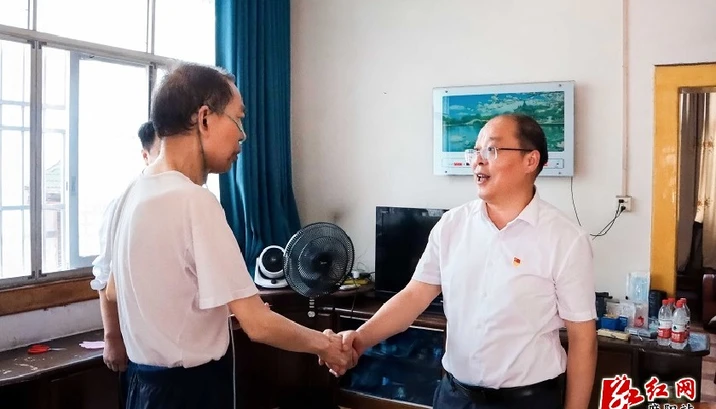 胡宏林“七一”走访慰问困难老党员