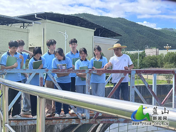 蓝山县经建环保科技有限公司：蓝山一中师生探秘污水净化之旅.jpg