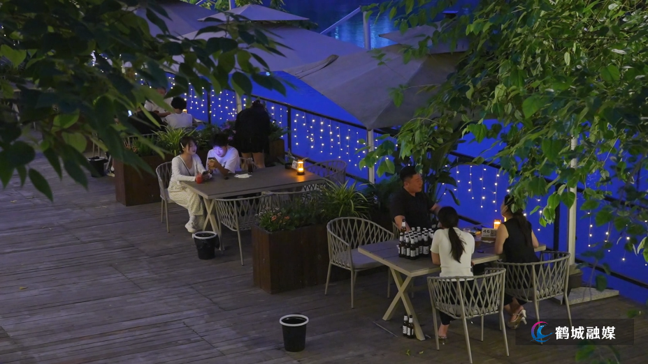 怀化市鹤城区：水岸夜经济 点燃夏日 “热引擎”（半成品）.mp4_20250704_164406.537.jpg
