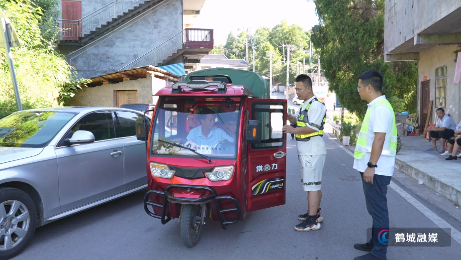 凉亭坳乡：持续开展农村道路安全整治  守护群众出行平安.mp4_20250704_165135.585.jpg