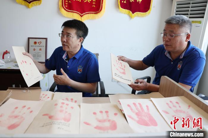 十年坚守湖南志愿者以手印铭刻抗战英雄岁月