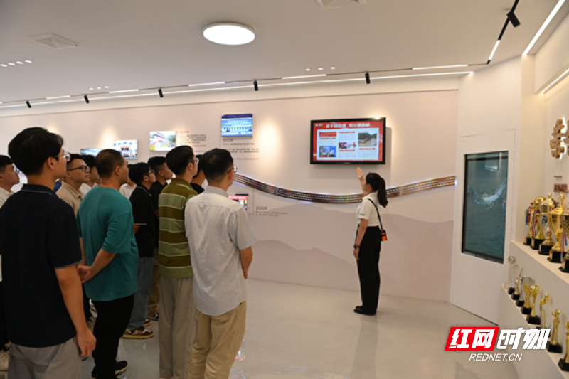 新入职员工参观分公司文化展厅_副本.jpg