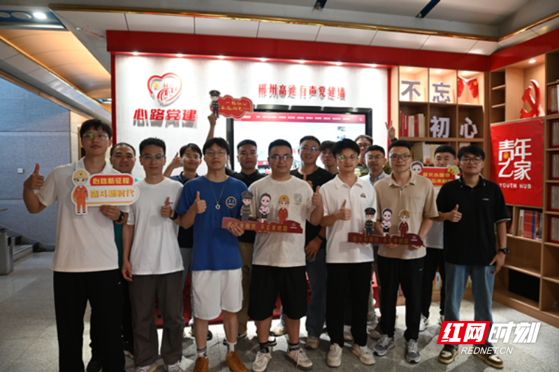 在智慧党建有声系统前留下“青春记忆”_副本.jpg