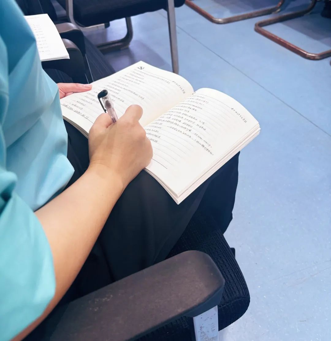 学员研讨时认真记录（拍摄者：贺姜蓉）.jpg