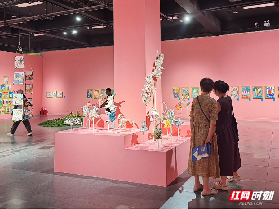 用画笔勾勒童真与梦想