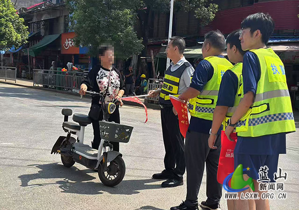 楠市镇：把牢交通“出行关”，平安开心“去赶集”.jpg