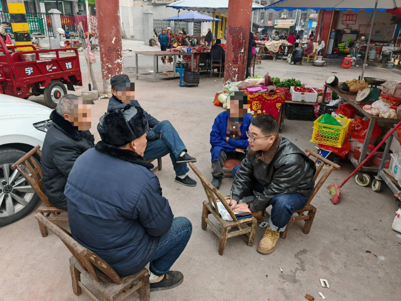 近期，吉首市河溪镇综治中心干部陈津言成功调解一起河溪社区土地界限纠纷。