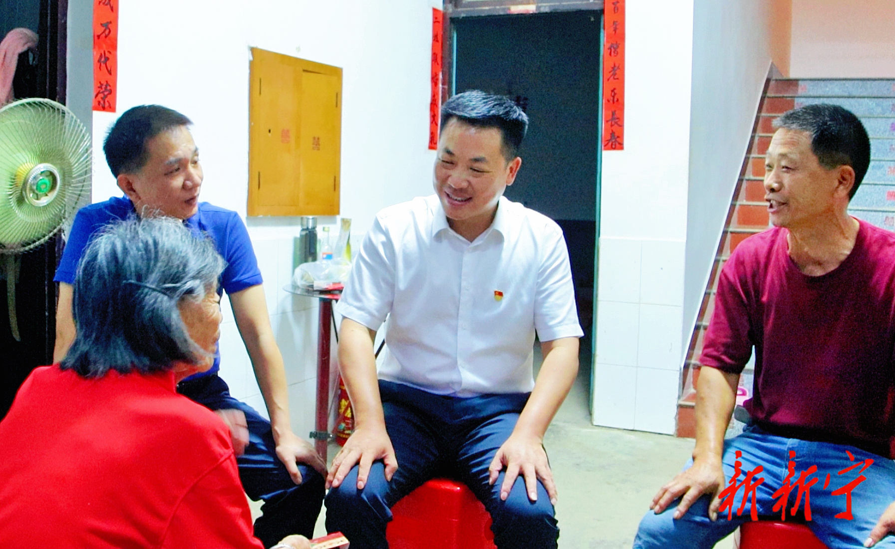 杨云龙看望慰问老党员、老干部