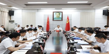 郑湘主持召开县委常委会会议