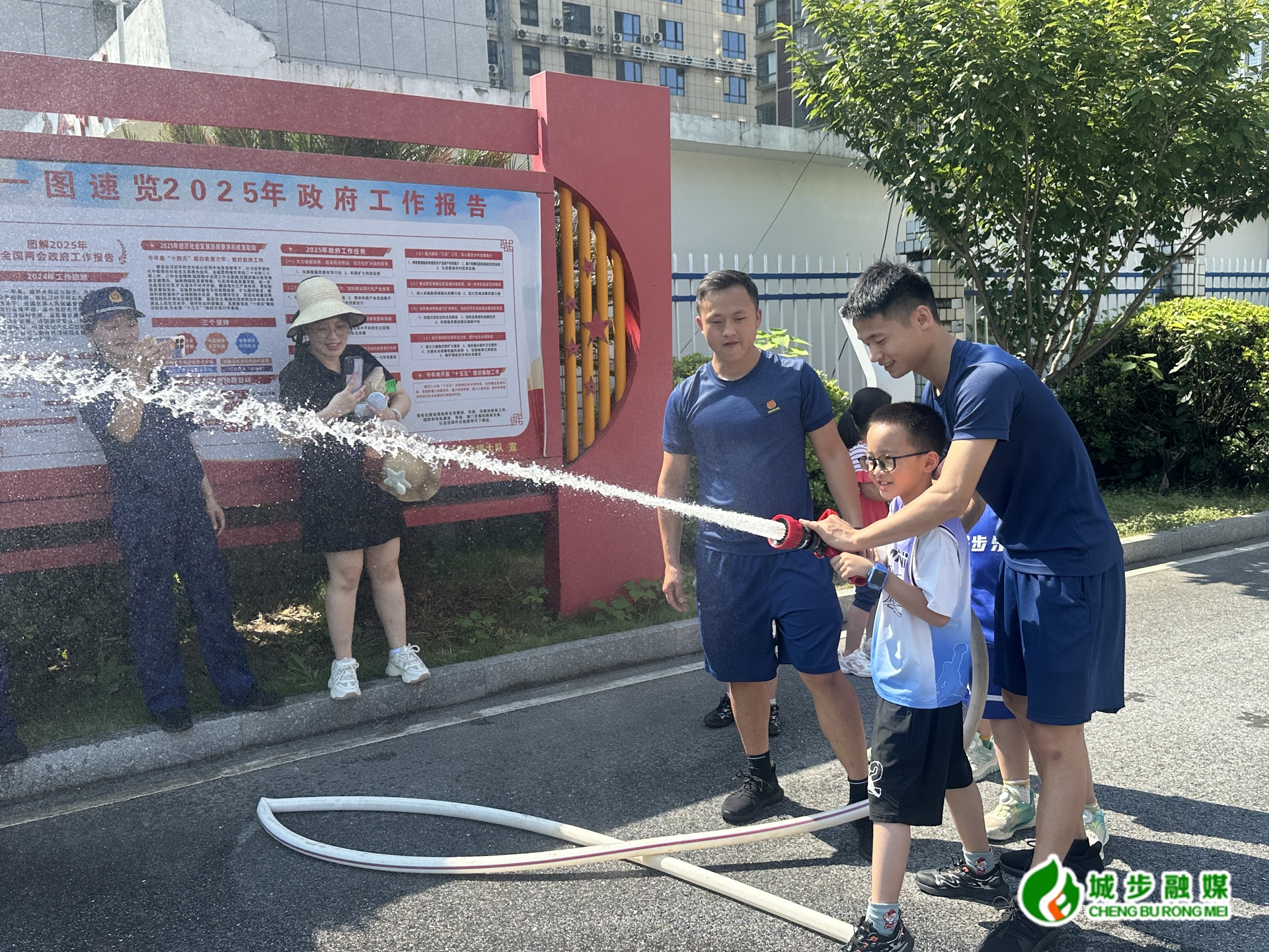 城步：消防科普入童心 实操体验护暑期(图1)