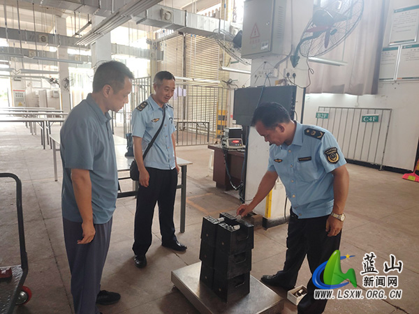 蓝山县市场监督管理局为烟叶收购精准“把关”.jpg