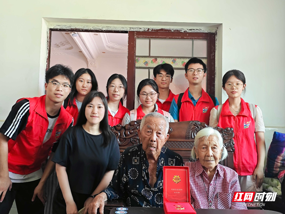 与百岁老党员交流_副本.jpg