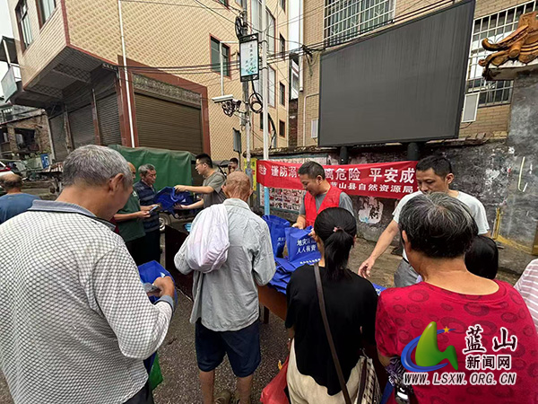 政协新圩委员工作室、新圩镇团委联合蓝山县自然资源局开展防溺水宣传活动.jpg