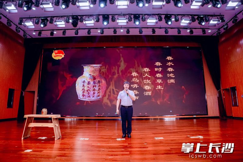 选手们在台上激情讲述。