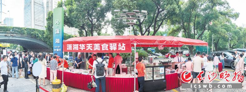 　　长沙潇湘华天大酒店门口，一盒盒精致的卤味、点心整齐地码放在摊位上。长沙晚报全媒体记者 邓迪 摄
