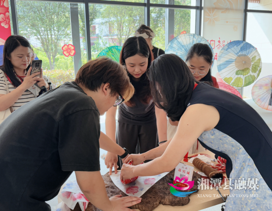 非遗牵手红色记忆 石鼓油纸伞红旅节亮相43.png