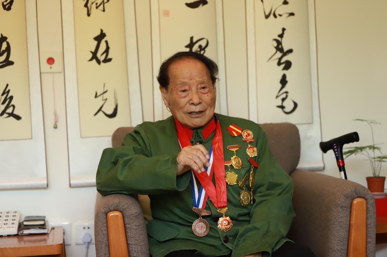 返回仍然是一个少年。他的同伴的“生活参与”