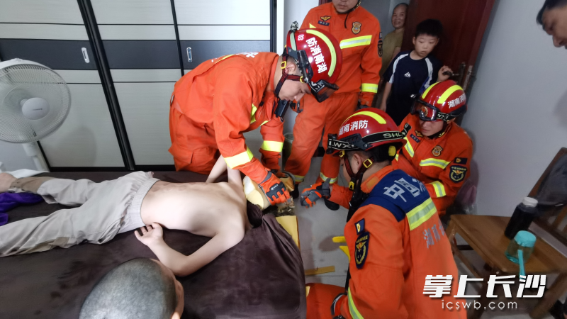 消防员正在营救被卡男孩。 长沙晚报通讯员 寻艳 摄