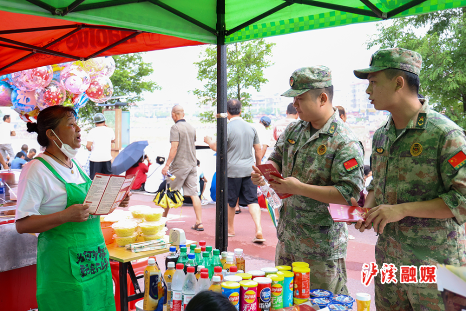 发放征兵宣传手册图片（1）.jpg修改.jpg