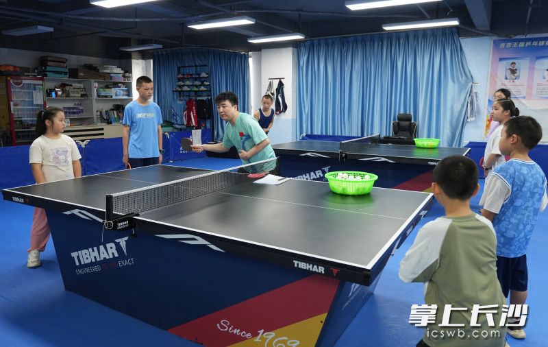 14日上午，在开福区吉吉王国乒乓球俱乐部，孩子们正在进行乒乓球训练。 长沙晚报全媒体记者 邹麟 实习生 傅千寻 摄