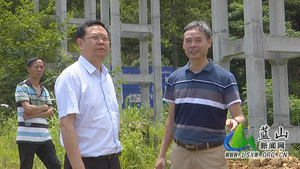 龙向洋调研毛俊水库干渠建设临时用地恢复工作.jpg