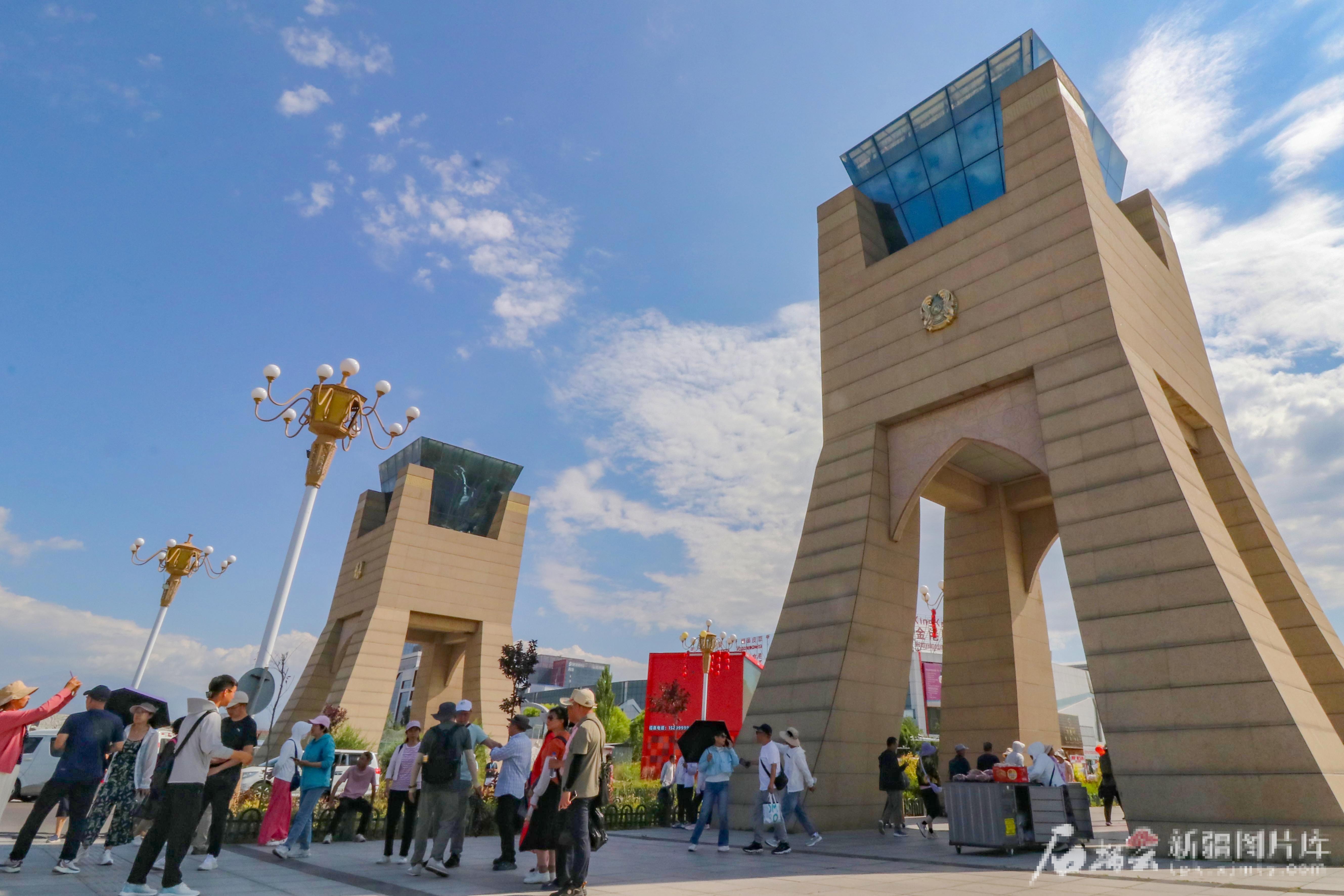 霍尔果斯从口岸贸易到产业融合