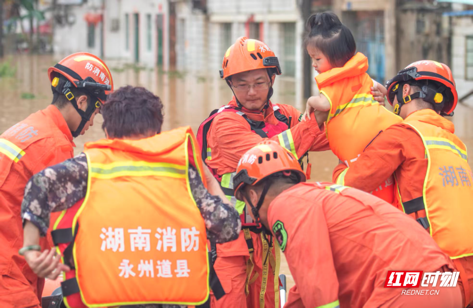 王帅及道县消防在一线救援.jpg