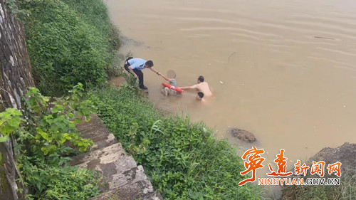 宁远公安成功救起落水老人_副本500.jpg