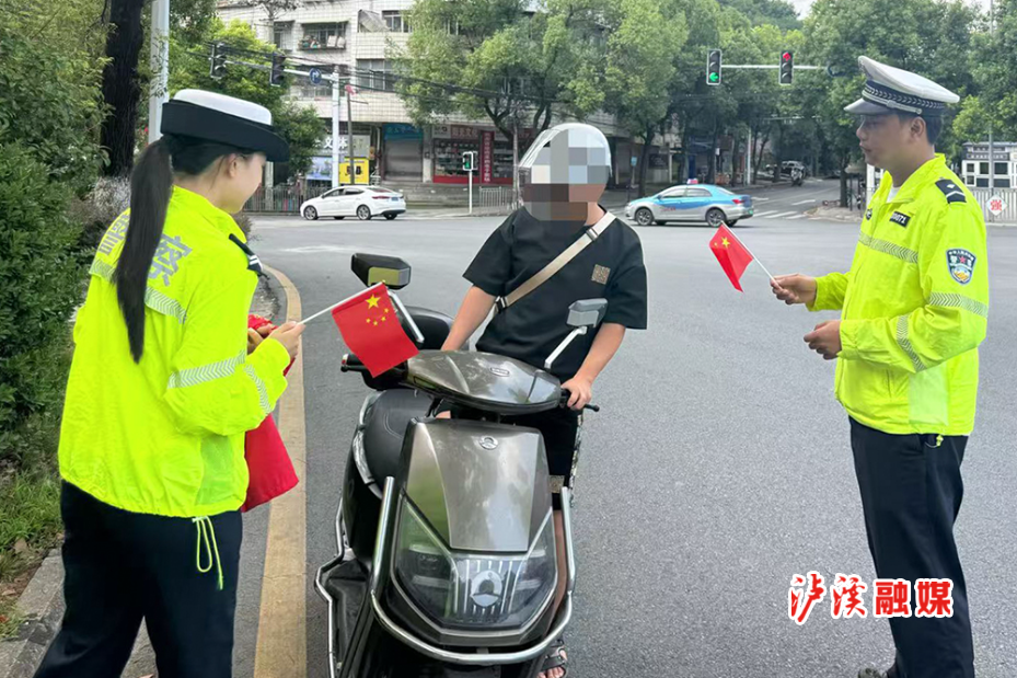 交警红马甲.jpg2.jpg
